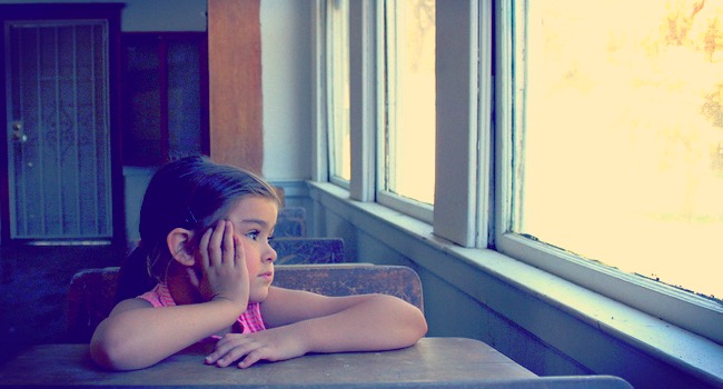 教室から窓の外を眺める少女